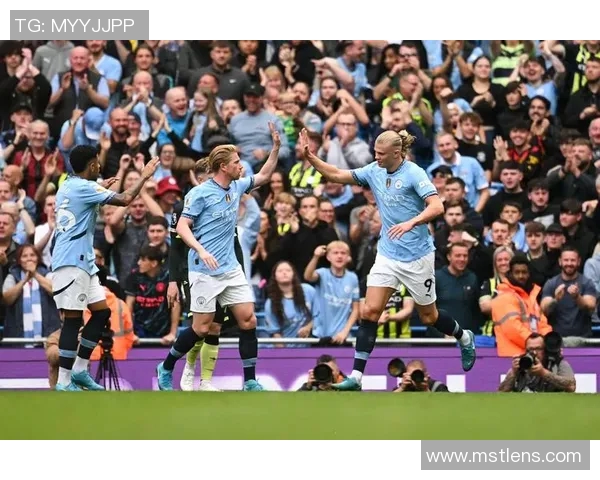 英超最新动态：曼联利物浦同陷困境阿森纳强势领跑势不可挡